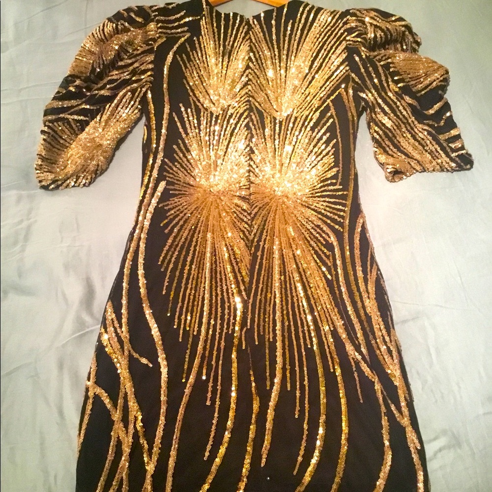 VA VA VOOM VVV BLACK & GOLD SEQUENCES EVENING DRESS. SIZE L/G.